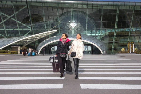 Hermosas mujeres viajando - Caminando con equipaje en el coche del aeropuerto — Foto de Stock