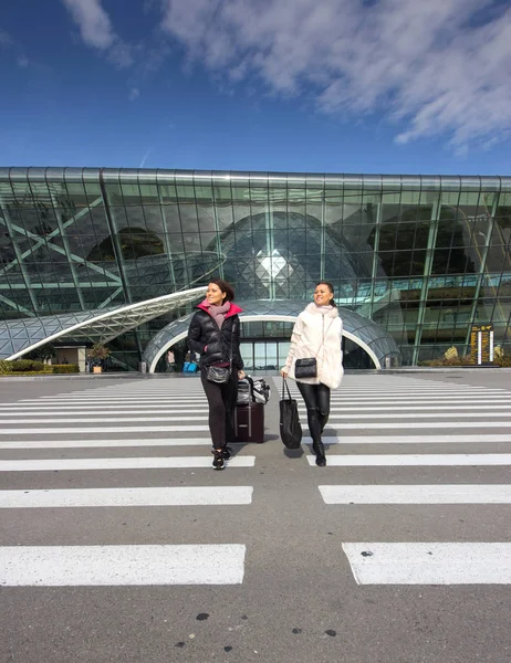 Hermosas mujeres viajando - Caminando con equipaje en el coche del aeropuerto — Foto de Stock