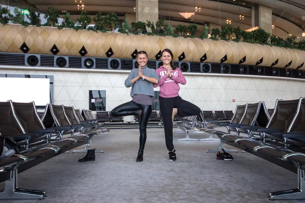 Mujer haciendo yoga en el aeropuerto —  Fotos de Stock