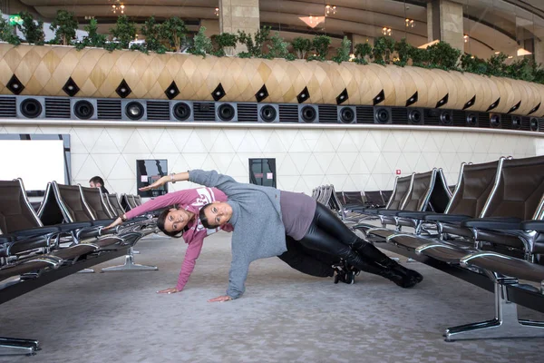 Mujer haciendo yoga en el aeropuerto —  Fotos de Stock