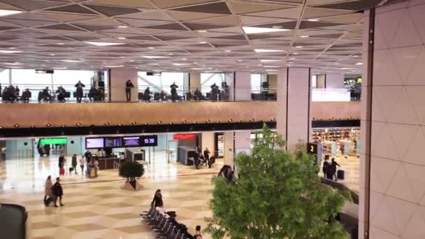 在巴库，巴库盖达尔 · 阿利耶夫国际机场机场内部的片段 — 图库视频影像