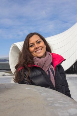 Kadın kentsel arka plan üzerinde poz 