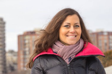 Kadın kentsel arka plan üzerinde poz 