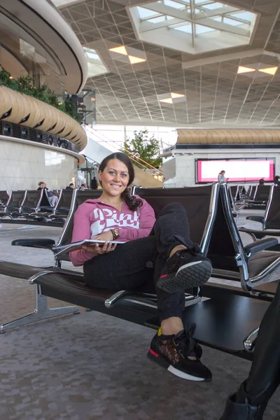 Mujer sentada en el salón del aeropuerto —  Fotos de Stock