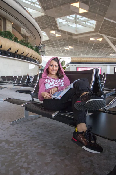 Mulher sentada no lounge do aeroporto — Fotografia de Stock