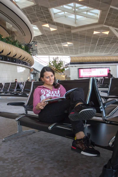 Mujer sentada en el salón del aeropuerto — Foto de Stock