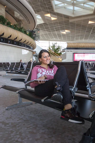 Mulher sentada no lounge do aeroporto — Fotografia de Stock