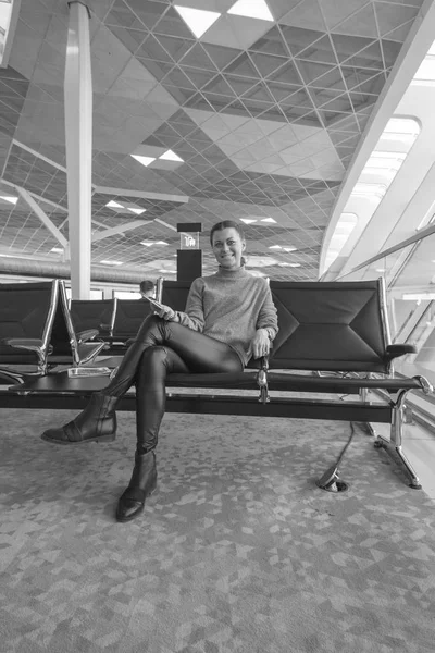 Mulher sentada no lounge do aeroporto — Fotografia de Stock