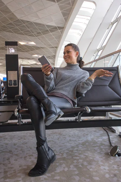 Mujer sentada en el salón del aeropuerto — Foto de Stock