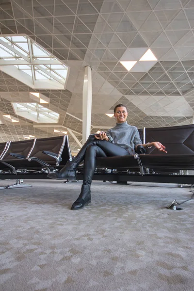 Mulher sentada no lounge do aeroporto — Fotografia de Stock