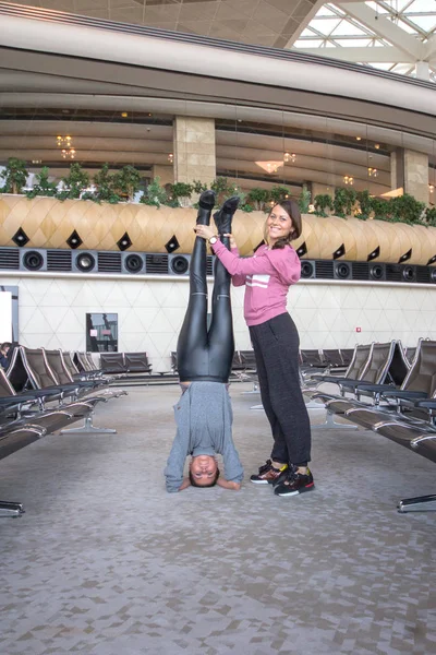 Mulher fazendo Yoga no corredor do aeroporto — Fotografia de Stock
