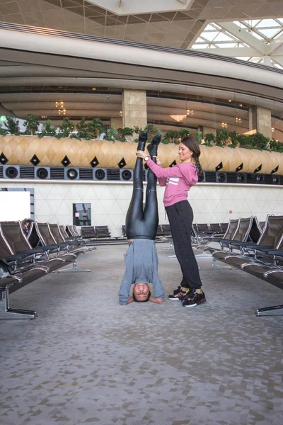 Mulher fazendo Yoga no corredor do aeroporto — Fotografia de Stock