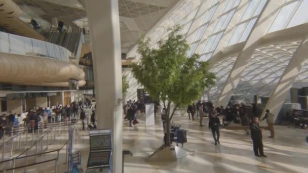 Heydar Aliev mezinárodní letiště interiér. — Stock video
