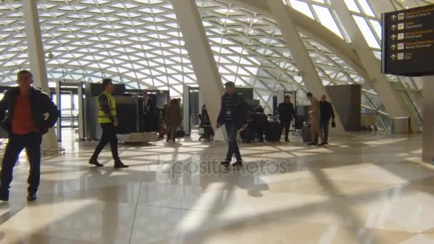 Heydar Aliev international Airport interior. — Stock Video