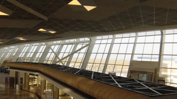 Heydar Aliev internationale luchthaven interieur. — Stockvideo