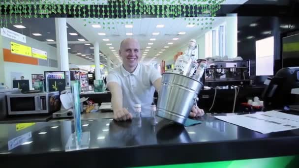 Barmen feliz con cubo mágico en la cafetería — Vídeos de Stock