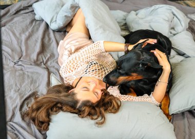 Büyük köpek ile yatakta kadın