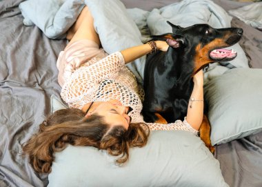 Büyük köpek ile yatakta kadın