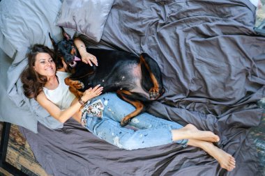 Büyük köpek ile yatakta kadın