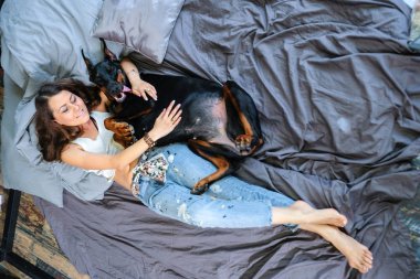 Büyük köpek ile yatakta kadın