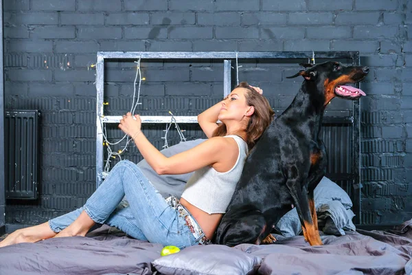 Vrouw in bed met grote hond — Stockfoto