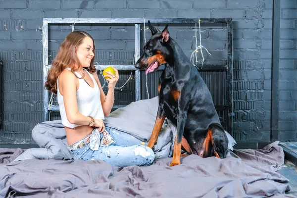 Femme au lit avec grand chien — Photo