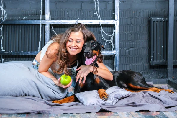 Vrouw in bed met grote hond — Stockfoto