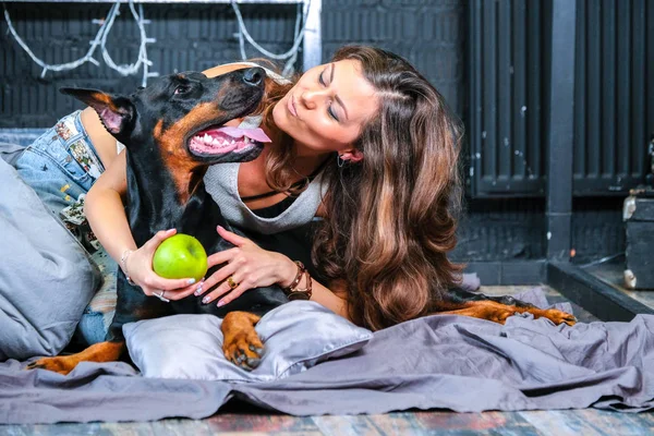 Vrouw in bed met grote hond — Stockfoto