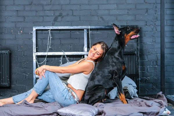 Vrouw in bed met grote hond — Stockfoto