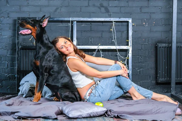 Žena v posteli s velkým psem — Stock fotografie