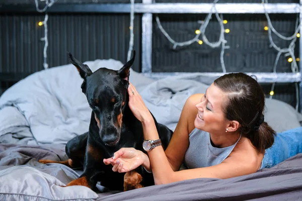 Žena v posteli s velkým psem — Stock fotografie