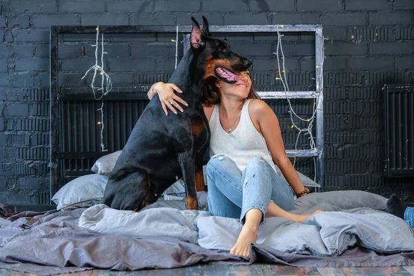 Femme au lit avec grand chien — Photo