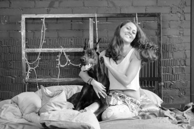 Büyük köpek ile yatakta kadın