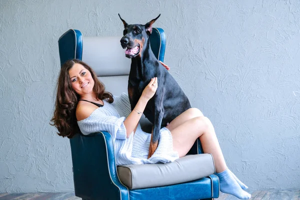 Interiör med kvinna och hund — Stockfoto