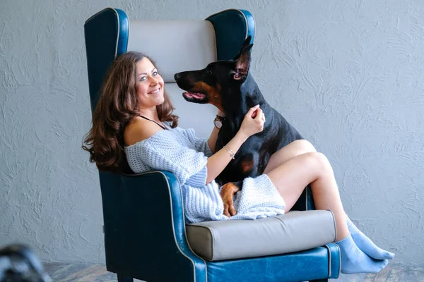 Kadın ve köpek ile iç — Stok fotoğraf