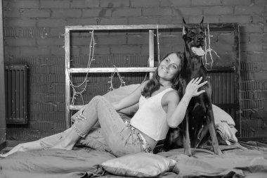 Büyük köpek ile yatakta kadın