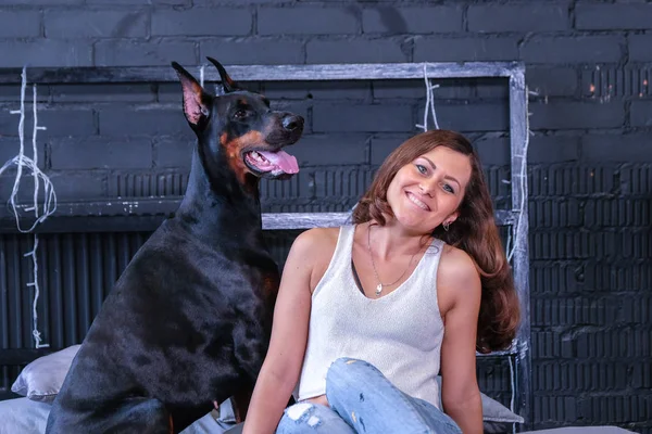 Mujer en la cama con perro grande —  Fotos de Stock