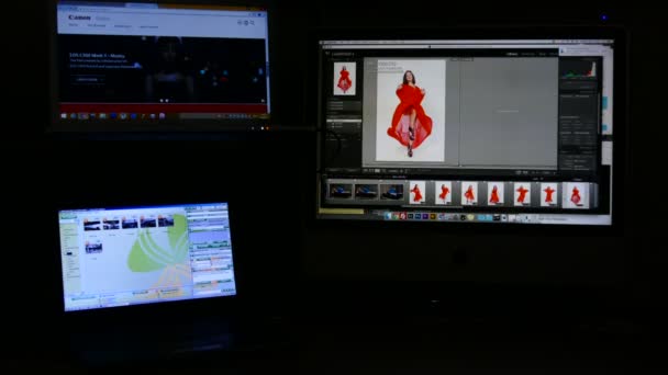 Tervezők munkahelyi timelapse. Számítógépek, kamerák grafikus tabletta telefon az asztalon — Stock videók