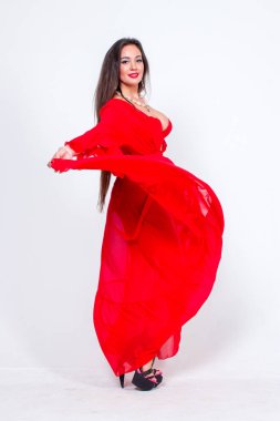 Kırmızılı kadın dansçı