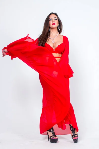 赤で女性ダンサー — ストック写真