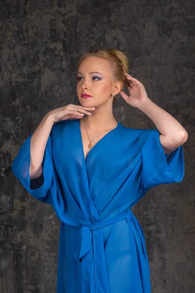 Mooie borst in blauwe badjas — Stockfoto