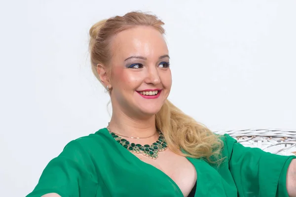 Mooie vrouw in groene badjas — Stockfoto