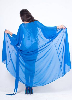 Güzel kadın bornoz poz