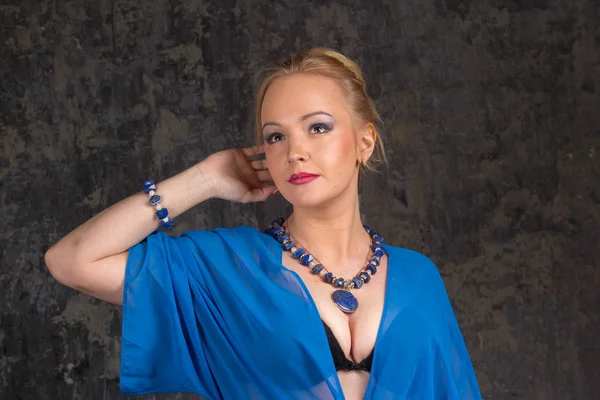 Niebieski Szlafrok Jewelrys Piękne Blond Kobieta Portret Bliska — Zdjęcie stockowe