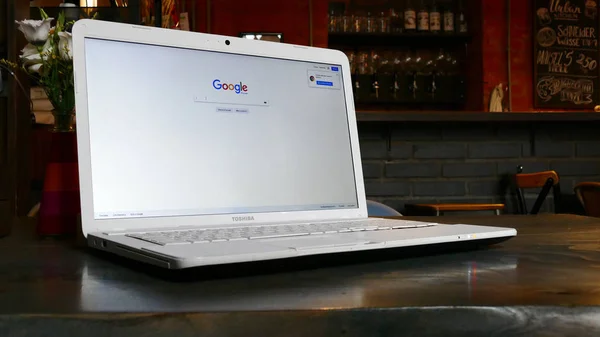 Internetowej Google na wyświetlaczu laptopa. — Zdjęcie stockowe