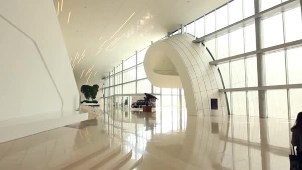 海达尔 · 阿利耶夫中心内部。海达尔 · 阿利耶夫中心赢得了"博物馆的设计奖"设计奖在 2014 年 — 图库视频影像