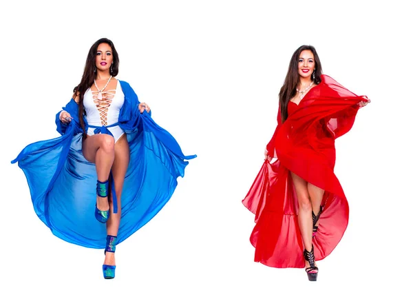Mulher bonita dançarina em roupão de banho azul e lingerie de luxo vermelho . — Fotografia de Stock