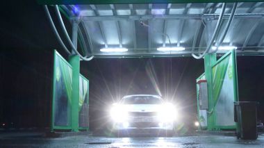 El ile araba yıkama gece adam