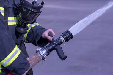 Su extingisher elinde