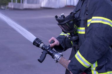 Su extingisher elinde